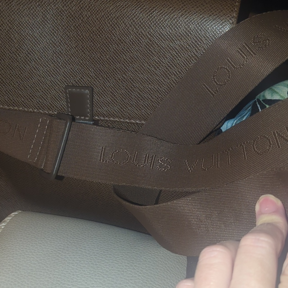 Authentic Yaranga Camera bag Louis Vuitton..Unisex - Picture 12 of 16